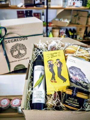 CAJA DE CARTON CON TAPA SEGREDOS