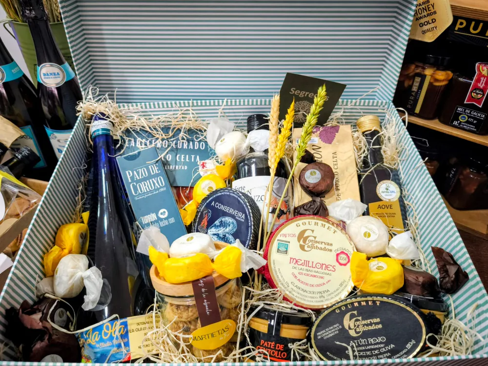 Caja gourmet de empresa con mejillones y atún de Conservas Cambados, paté de centollo, embutido gallego y dulces Caja gourmet de empresa con mejillones y atún de Conservas Cambados, paté de centollo, embutido gallego y dulces