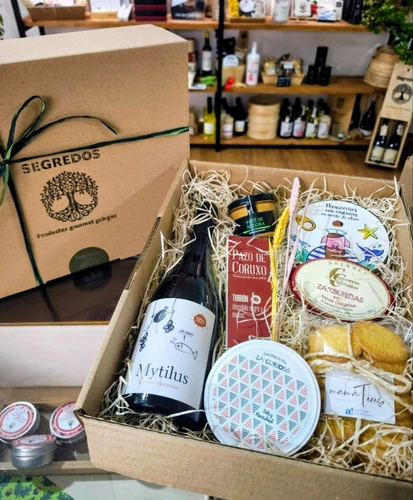 TAPA VIVAN LOS NOVIOS Caja gourmet de regalo con vino, conservas y productos gallegos