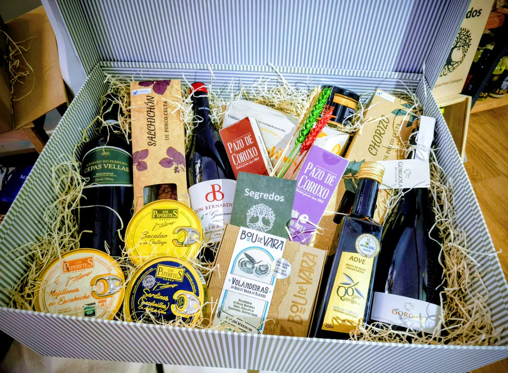 Caja regalo de empresa con vinos gallegos, embutidos de porco celta, conservas y aceite de oliva virgen extra Caja regalo de empresa con vinos gallegos, embutidos de porco celta, conservas y aceite de oliva virgen extra