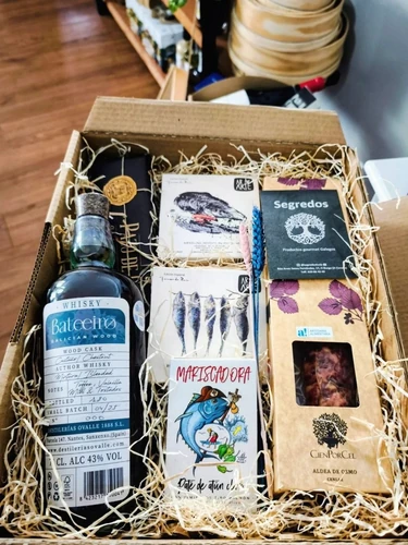 Caja regalo premium con whisky, conservas y productos artesanos gallegos Caja regalo premium con whisky, conservas y productos artesanos gallegos