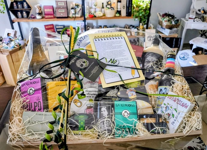 TAPA VIVAN LOS NOVIOS Cesta corporativa premium con productos gallegos y detalles personalizados