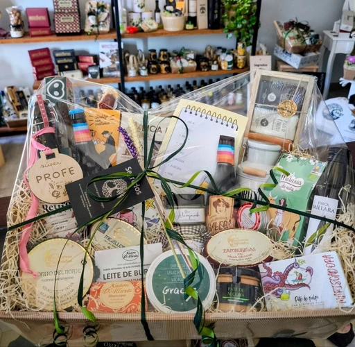 TAPA VIVAN LOS NOVIOS Cesta de empresa personalizada para profesores con productos gourmet de Galicia
