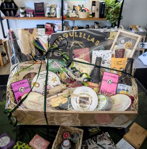 Cesta de empresa premium personalizada con selección de productos gallegos Cesta de empresa premium personalizada con selección de productos gallegos