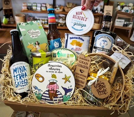 Cesta gourmet gallega para regalo corporativo con cerveza, licor y conservas Cesta gourmet gallega para regalo corporativo con cerveza, licor y conservas