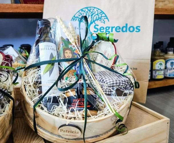 Cesta personalizada con nombre, aceite, paté y productos gourmet gallegos Cesta personalizada con nombre, aceite, paté y productos gourmet gallegos