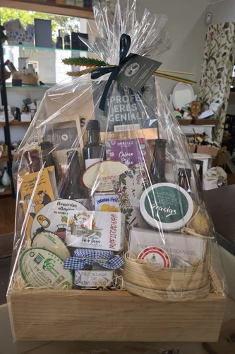 TAPA VIVAN LOS NOVIOS Cesta premium para empresa con bebidas, conservas y productos gourmet gallegos