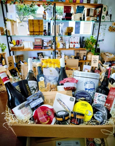 TAPA VIVAN LOS NOVIOS Cesta premium de empresa con vinos, conservas, quesos y productos gourmet