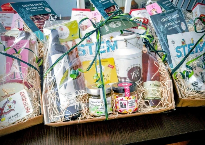 TAPA VIVAN LOS NOVIOS Cesta regalo corporativo temática STEM con productos gourmet gallegos