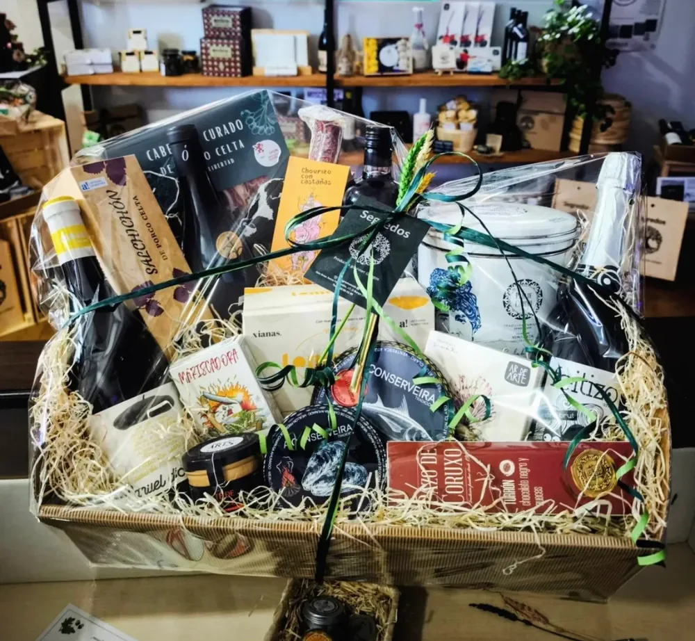Cesta regalo de empresa con embutido curado de porco celta, conservas gallegas, vino y espumoso Cesta regalo de empresa con embutido curado de porco celta, conservas gallegas, vino y espumoso