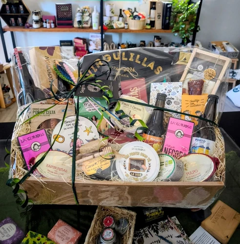 TAPA VIVAN LOS NOVIOS Cesta regalo para profesores con productos gallegos personalizados