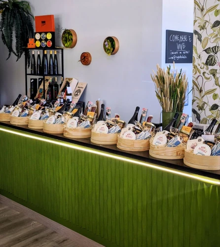 Cestas corporativas personalizadas con productos gallegos en la tienda Segredos Cestas corporativas personalizadas con productos gallegos en la tienda Segredos