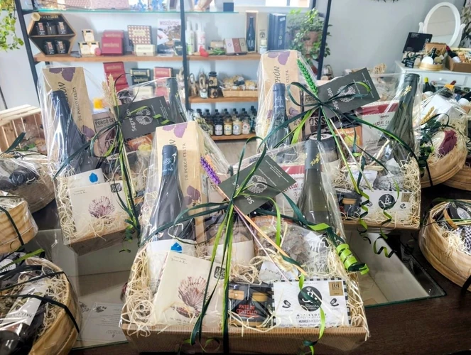 TAPA VIVAN LOS NOVIOS Cestas de empresa con productos gourmet gallegos preparadas en Segredos