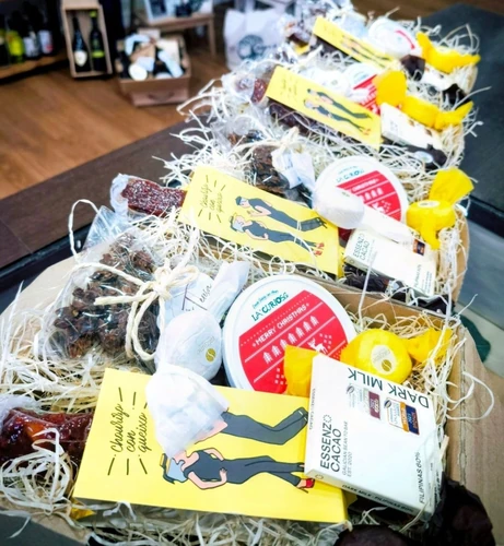Cestas de Navidad para empresa con chocolate, embutidos y productos gourmet Cestas de Navidad para empresa con chocolate, embutidos y productos gourmet