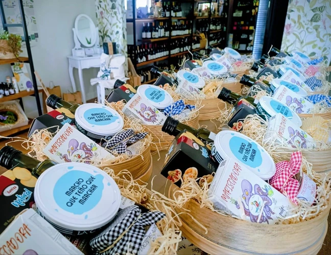 TAPA VIVAN LOS NOVIOS Cestas personalizadas para empresa con aceite, conservas y productos gallegos