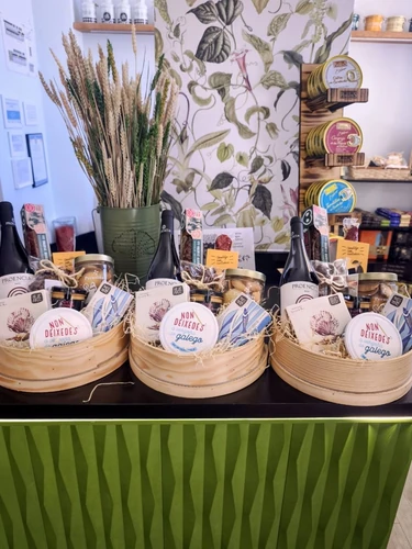TAPA VIVAN LOS NOVIOS Cestas regalo de empresa con vino, conservas y productos gourmet de Galicia