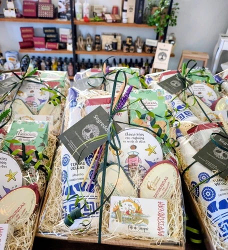 TAPA VIVAN LOS NOVIOS Cestas regalo de empresa con vino, queso y productos gourmet gallegos