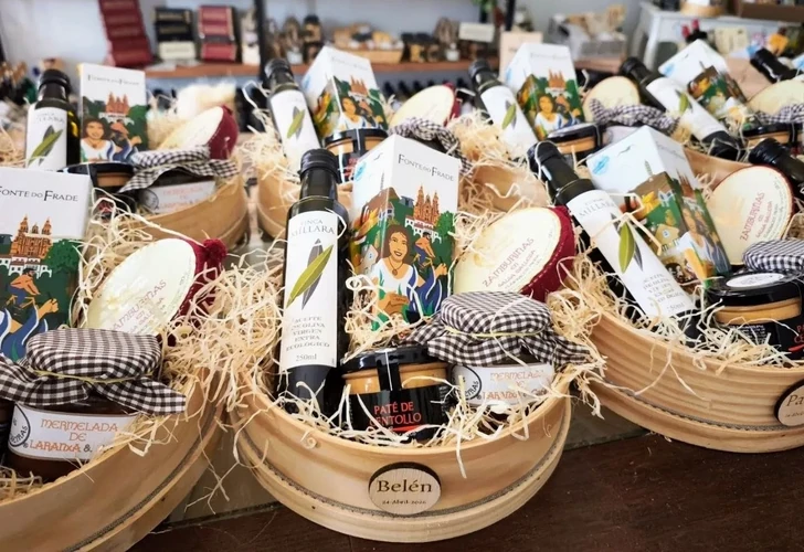 TAPA VIVAN LOS NOVIOS Cestas regalo personalizadas con aceite, conservas y productos gallegos