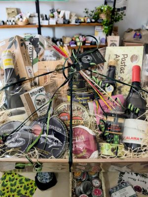 CESTA REGALO PERSONALIZADA