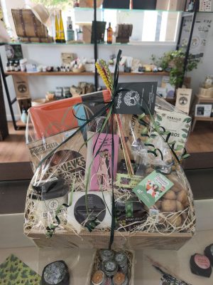 CESTA REGALO PERSONALIZADA