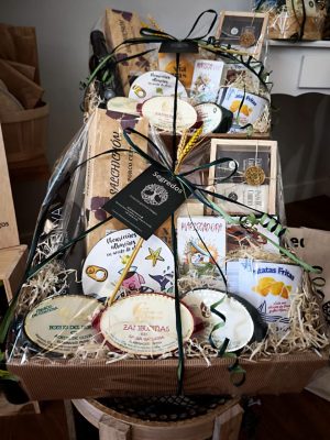 CESTA REGALO PERSONALIZADA